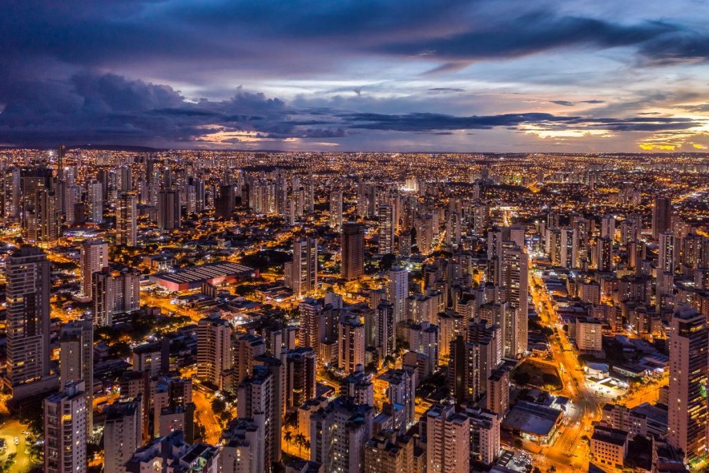 Vista aérea de Goiânia durante a noite. (Foto: Canva)