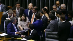 PEC de corte de gastos é aprovada em dois turnos na Câmara