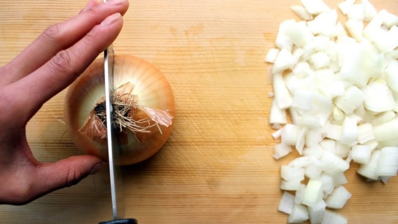 Truque prático para conseguir picar a cebola sem chorar