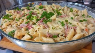 Macarrão com creme de batata e bacon: ideal para o almoço ou jantar