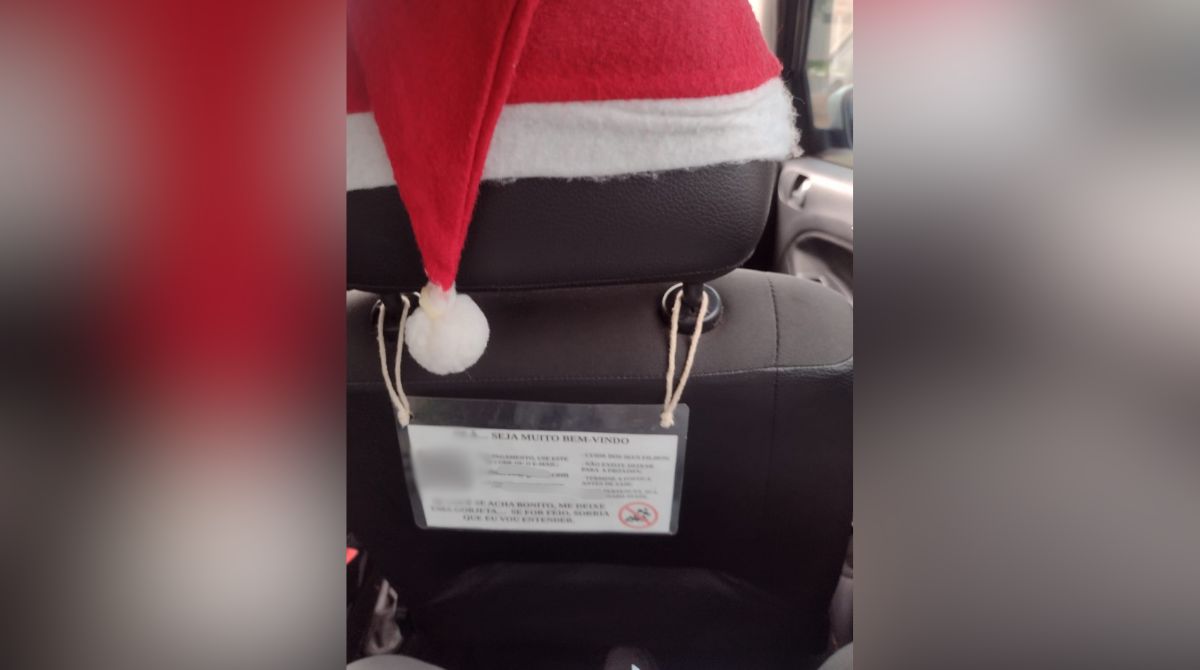 Motorista de aplicativo coloca placa no veículo e surpreende passageiros