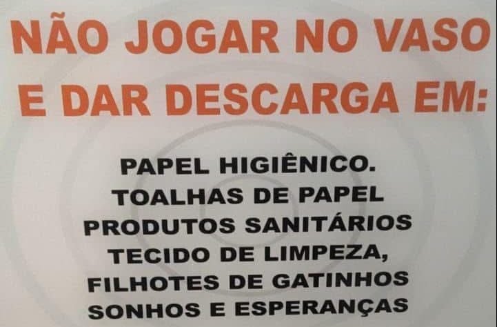 Placa chama atenção de quem vai a banheiro de restaurante