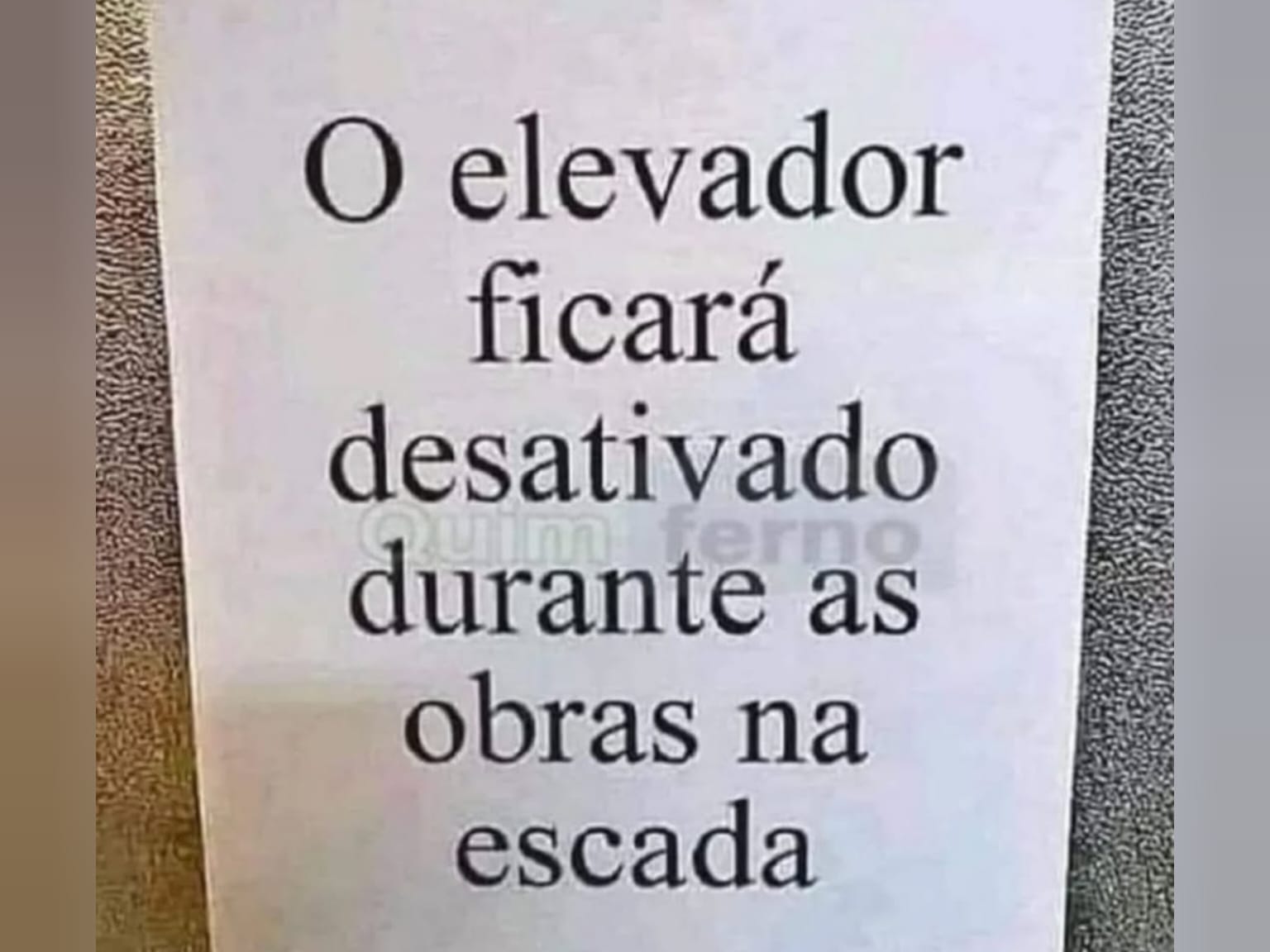 Placa colocada em prédio chama atenção e deixa moradores confusos