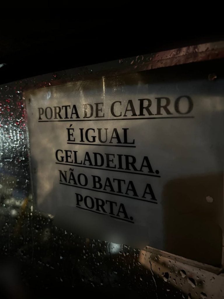 Motorista de aplicativo coloca placa com aviso em vidro do carro e chama atenção dos passageiros