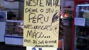 Placa chama atenção de quem passa na porta de casa de carnes