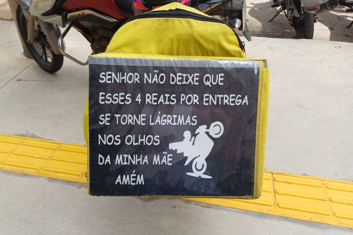 Placa colocada em motocicleta de entregador chama atenção em Goiânia