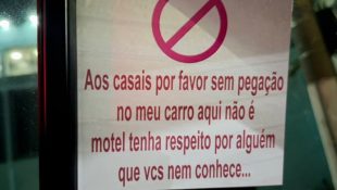 Placa em carro de motorista de aplicativo chama atenção com aviso direto aos casais