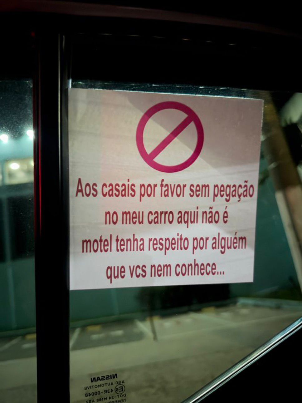 Placa em carro de motorista de aplicativo chama atenção com aviso direto aos casais