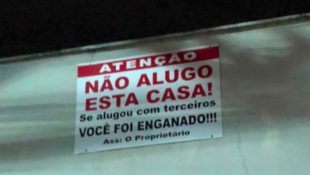 Placa na porta de casa chama atenção com aviso direto: “você foi enganado”