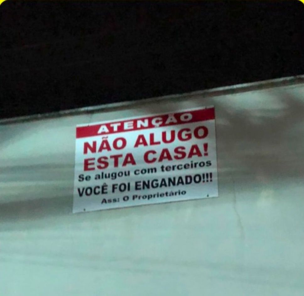 Placa na porta de casa chama atenção com aviso direto: “você foi enganado”