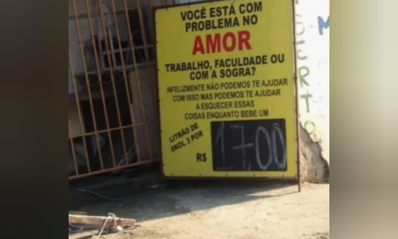 Placa colocada na porta de bar chama a atenção dos clientes