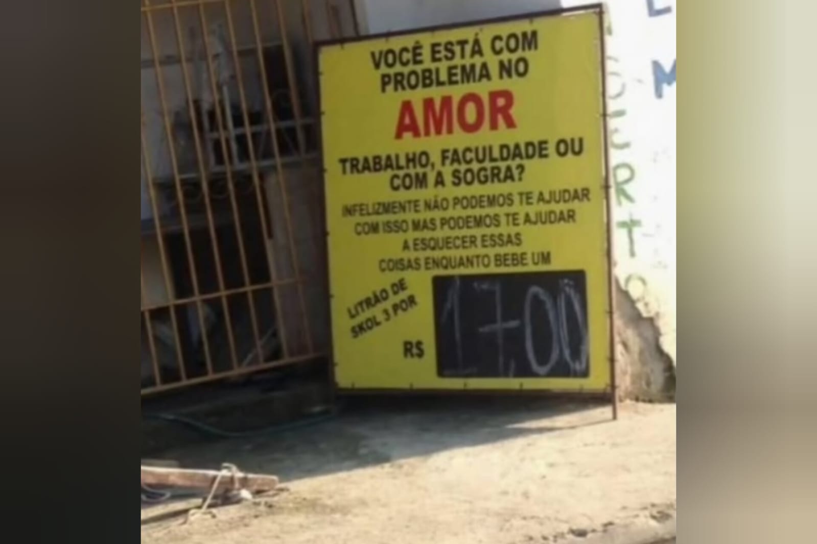 Placa colocada na porta de bar chama a atenção dos clientes