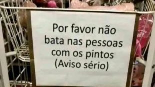 Placa em sex shop chama atenção com “aviso sério” para os clientes