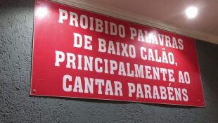 Placa em estabelecimento chama atenção com aviso para a hora de cantar parabéns