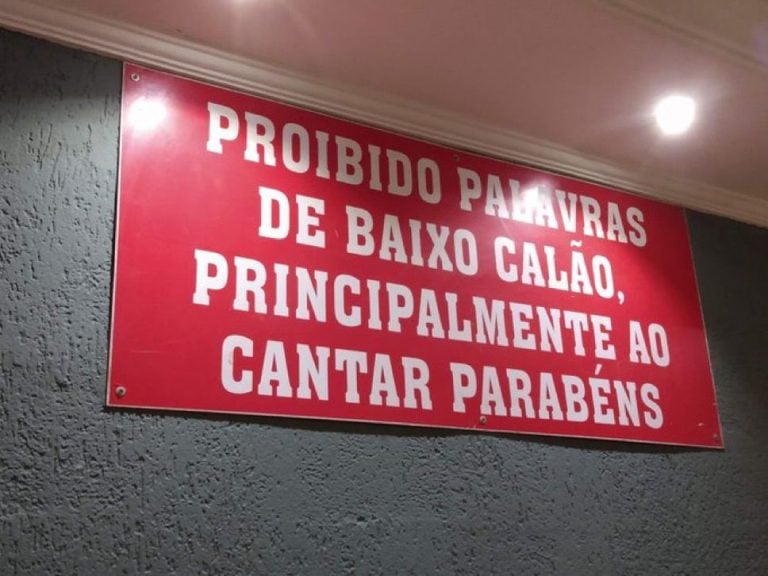 Placa em estabelecimento chama atenção com aviso para a hora de cantar parabéns