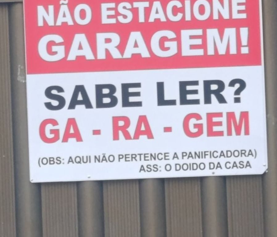 Placa na porta de garagem chama atenção de quem passa pela rua: “sabe ler?”