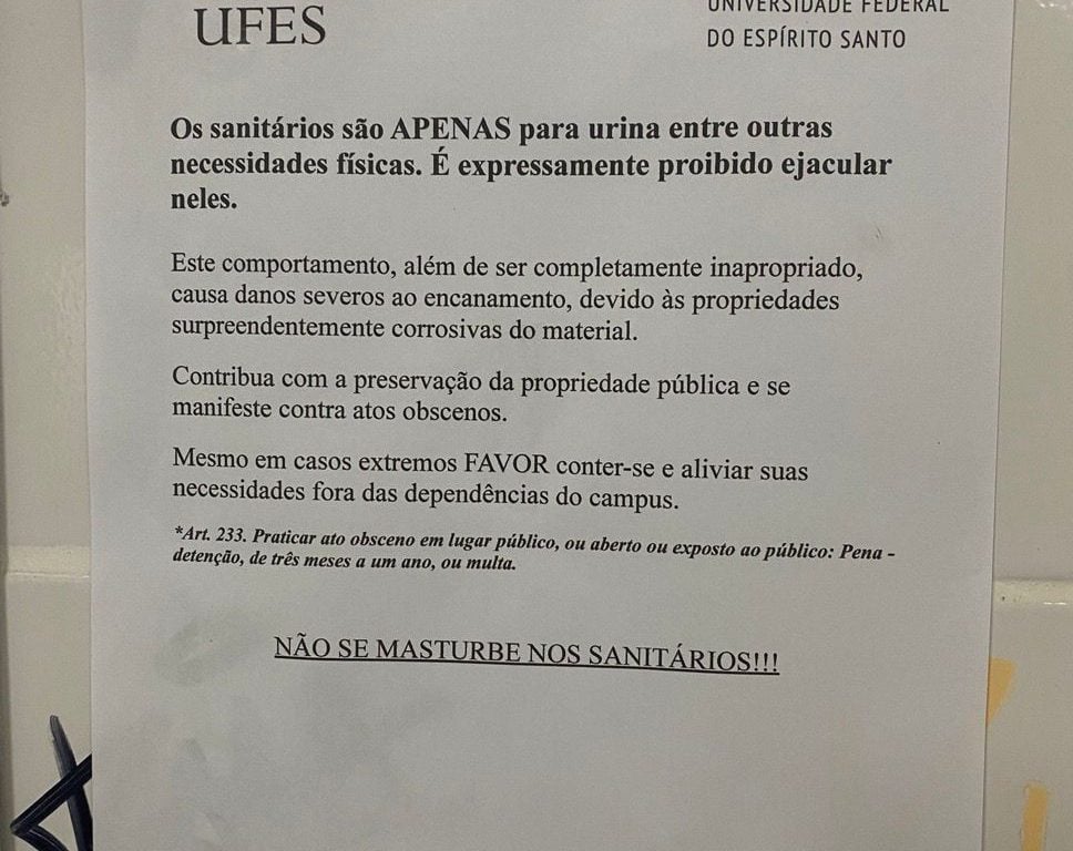 Placa colocada em banheiro masculino de faculdade chama atenção para comportamento inapropriado