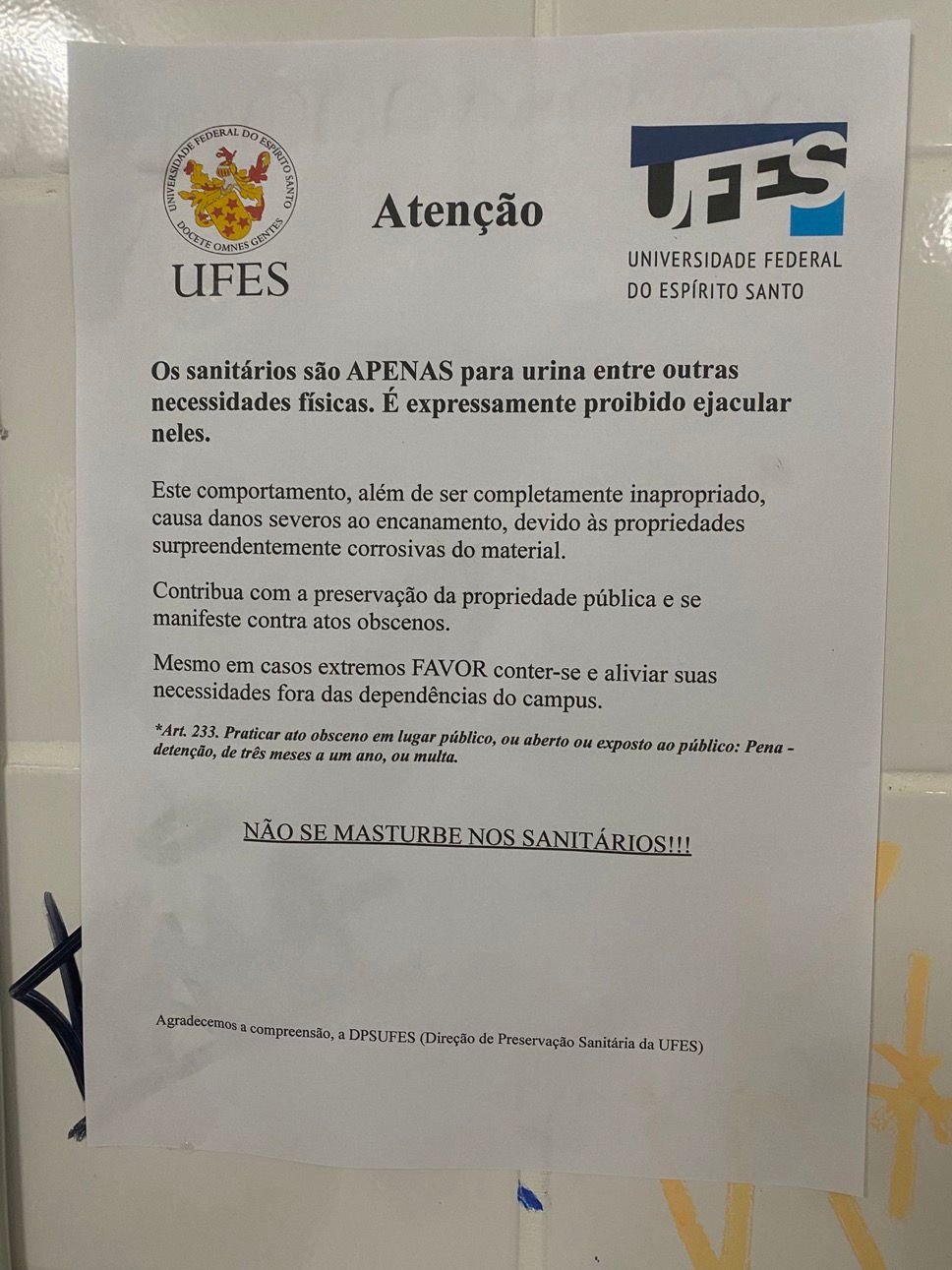 Placa colocada em banheiro masculino de faculdade chama atenção para comportamento inapropriado