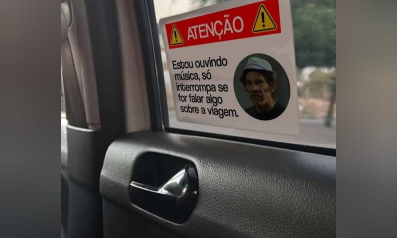 Placa sincerona em carro de motorista de aplicativo chama atenção de passageiros