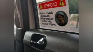 Placa sincerona em carro de motorista de aplicativo chama atenção de passageiros