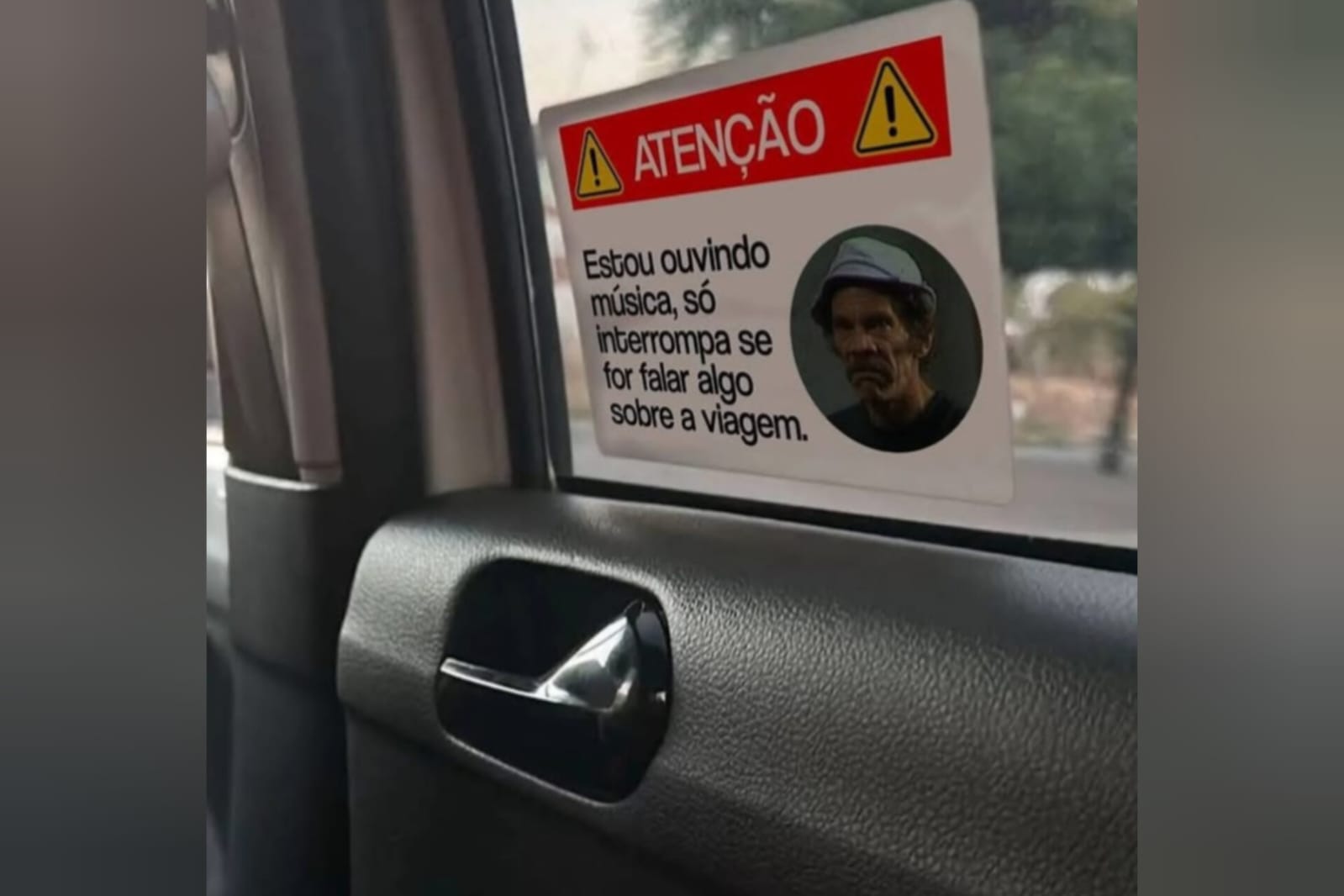 Placa sincerona em carro de motorista de aplicativo chama atenção de passageiros