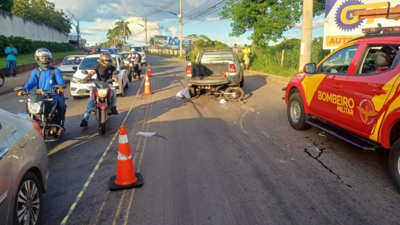 Motociclista morre após bater na traseira de veículo e perder controle da moto, em Goiânia