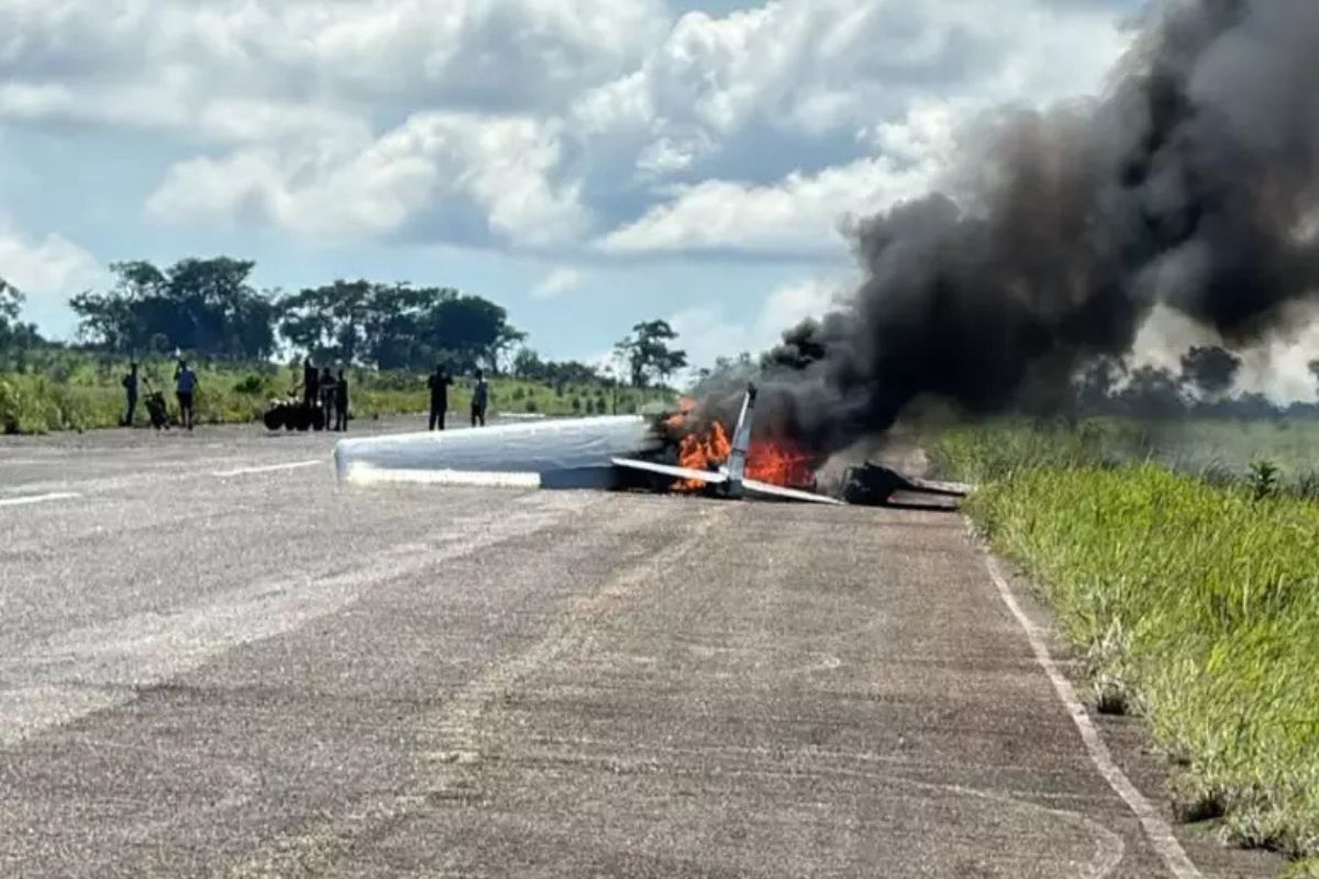 Aeronave de pequeno porte pega fogo após pouso forçado em MG