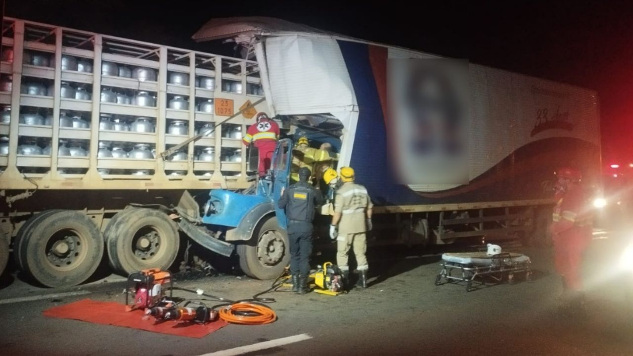 Motorista fica preso às ferragens após forte batida na BR-060, em Anápolis