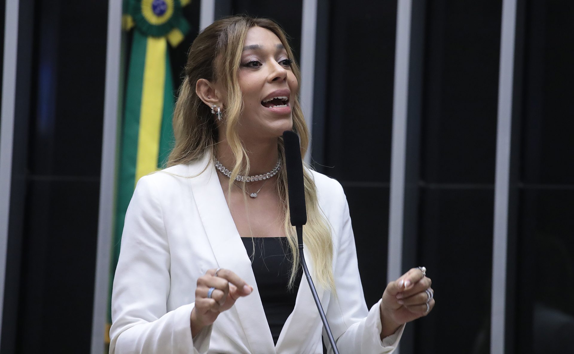 Érika Hilton faz vídeo para rebater oposição e desmente taxação do Pix