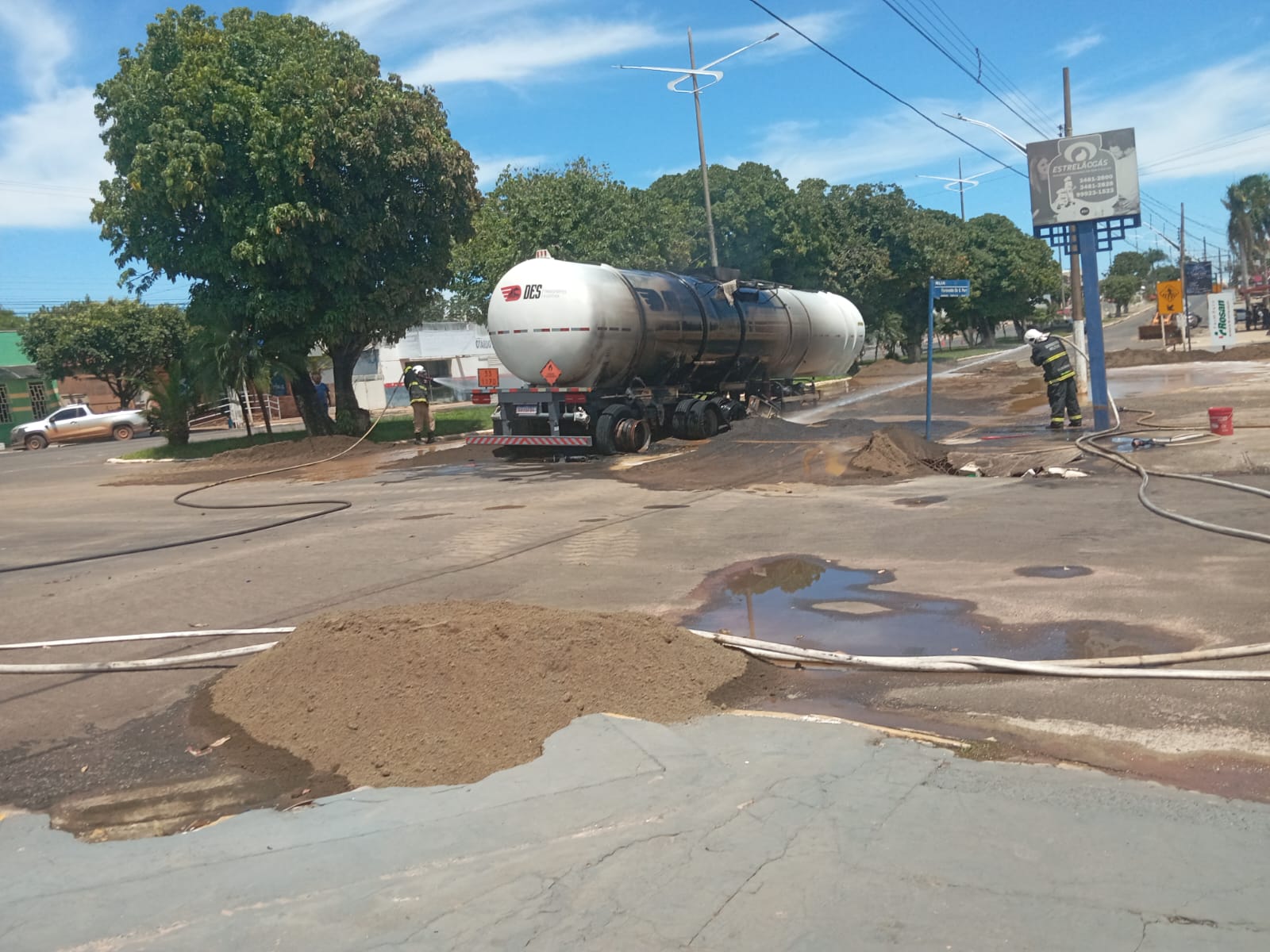 Bombeiros de Goiás são acionados para combater incêndio em caminhão carregado de combustível