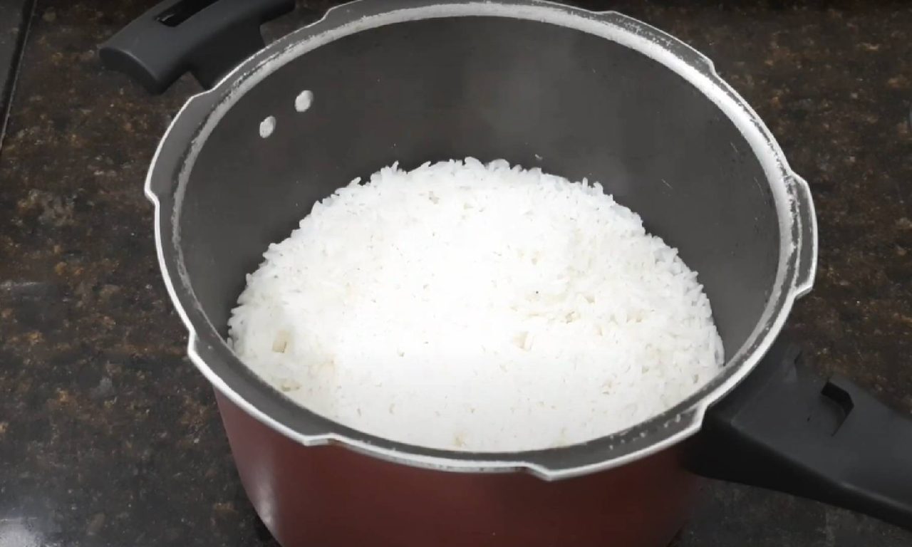 Em apenas 5 minutos você consegue fazer um arroz soltinho e gostoso para o almoço ou janta