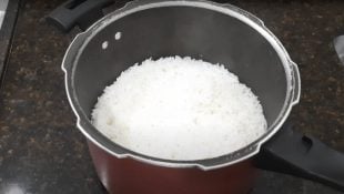 Em apenas 5 minutos você consegue fazer um arroz soltinho e gostoso para o almoço ou janta