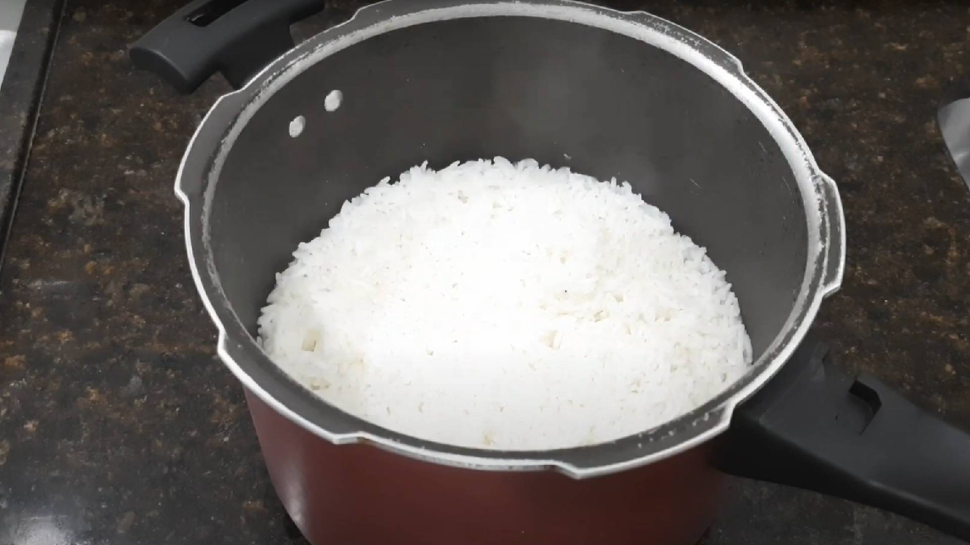 Em apenas 5 minutos você consegue fazer um arroz soltinho e gostoso para o almoço ou janta