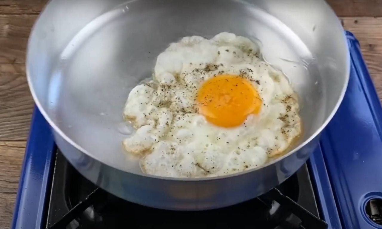 O segredo para fazer ovo frito perfeito sem grudar na frigideira