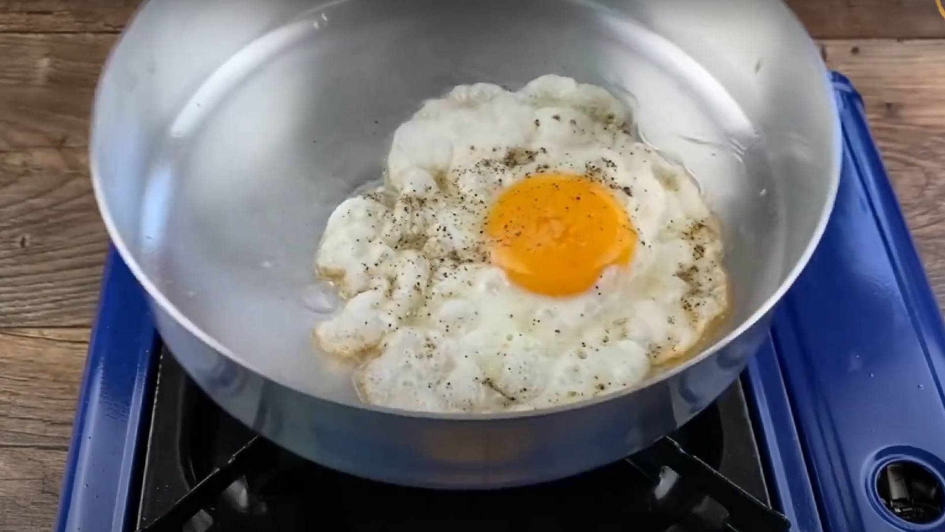 O segredo para fazer ovo frito perfeito sem grudar na frigideira