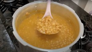 O segredo dos chefs para o feijão nunca mais ficar aguado