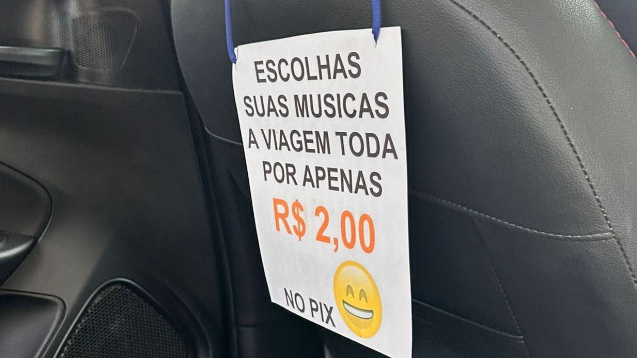 Placa em veículo de motorista de aplicativo em Goiânia chama atenção de passageiros