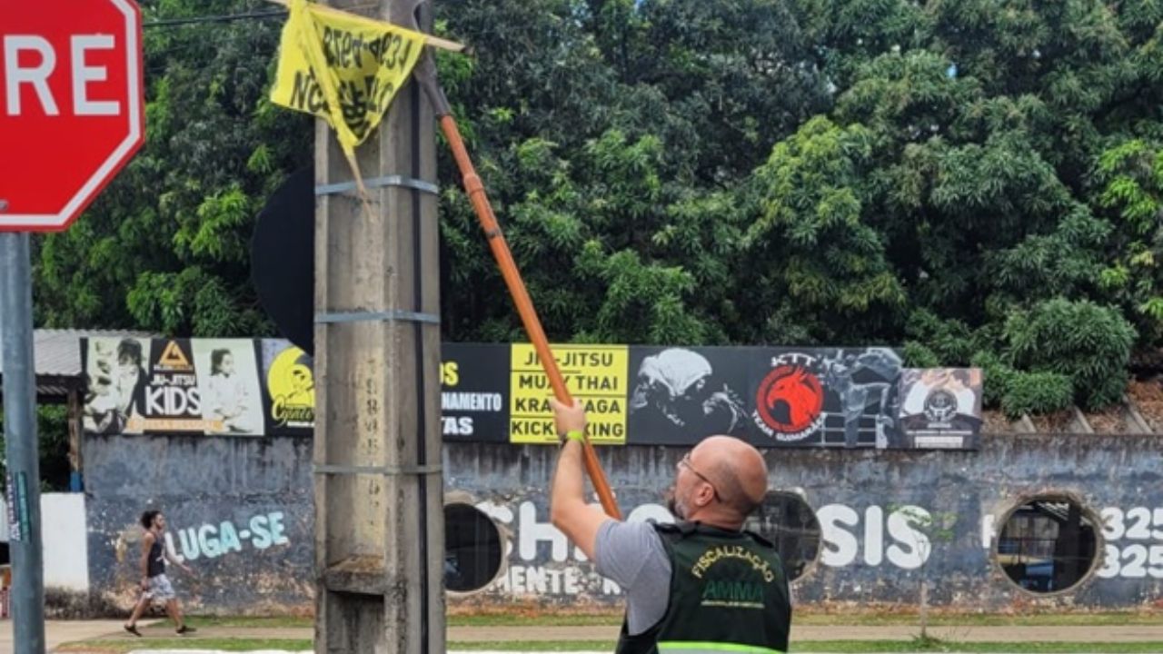 Placas proibidas chamam atenção e são retiradas das ruas em Goiânia