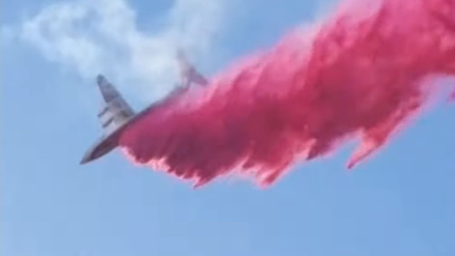 O que é o pó rosa usado para apagar fogo que colore os céus de Los Angeles?