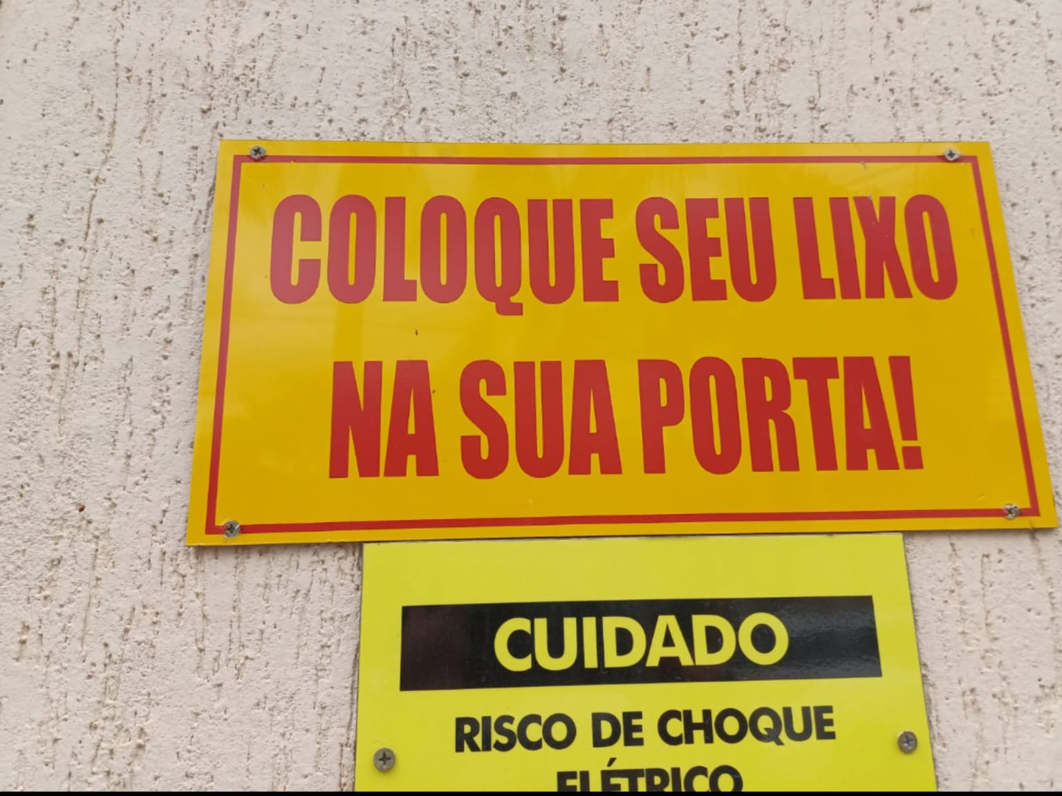 Placa colocada no muro de casa chama atenção de vizinhos mal-educados