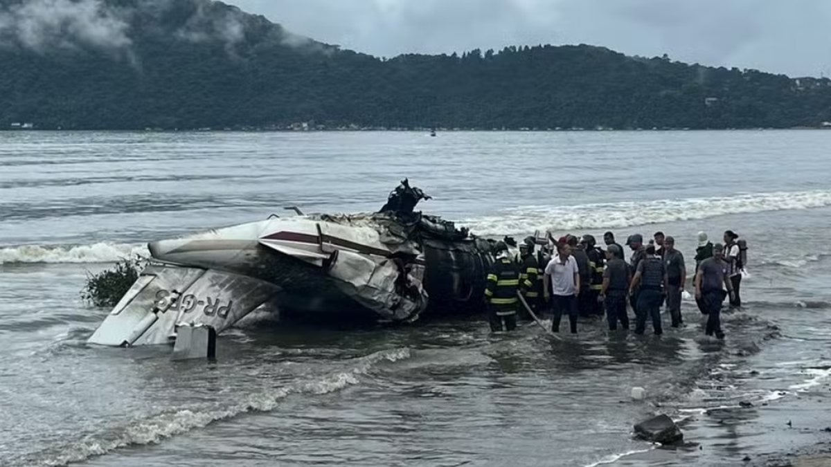 Duas pessoas morrem após queda de avião em praia de Ubatuba, no litoral norte de SP