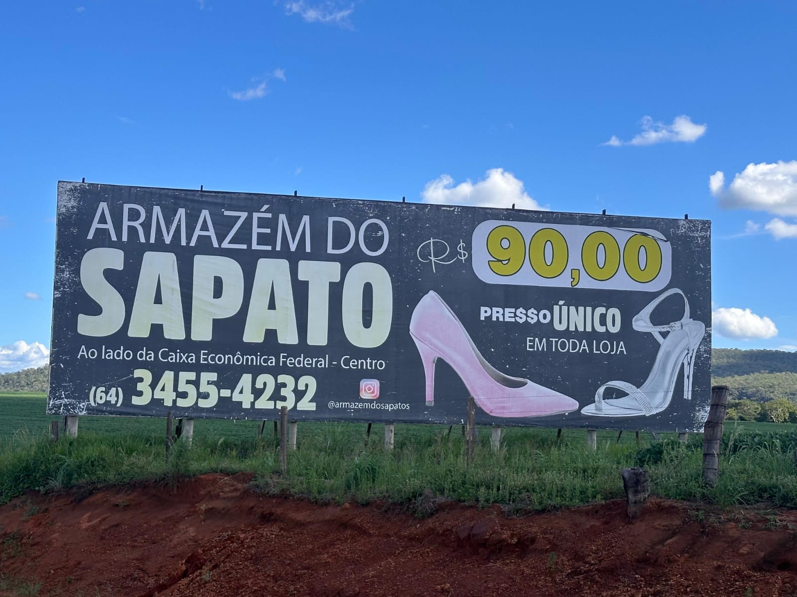 Placa chama atenção de motoristas que estão indo a Caldas Novas