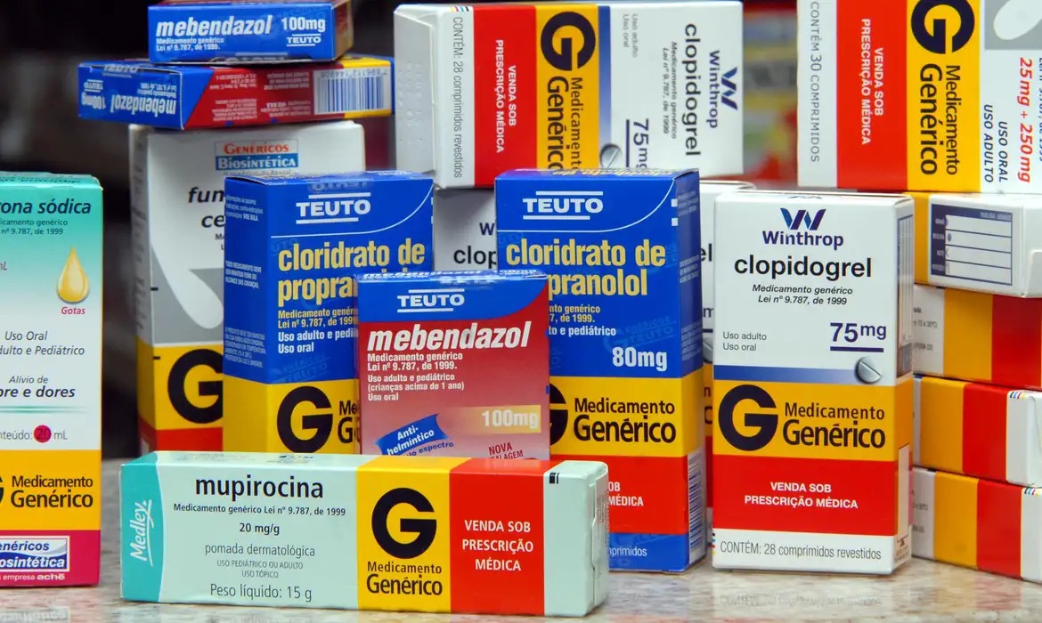 Conselho permite que farmacêuticos prescrevam medicamentos e gera reação de entidades médicas