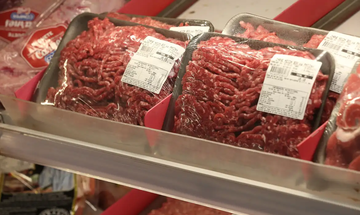 Anvisa proíbe venda de marca nº 1 de carne de grandes supermercados brasileiros