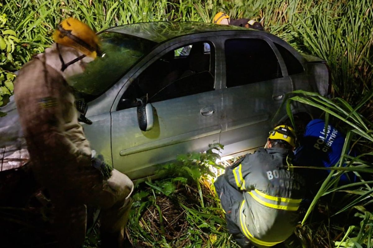 Motorista morre em acidente e é encontrado cinco dias depois na beira de um precipício