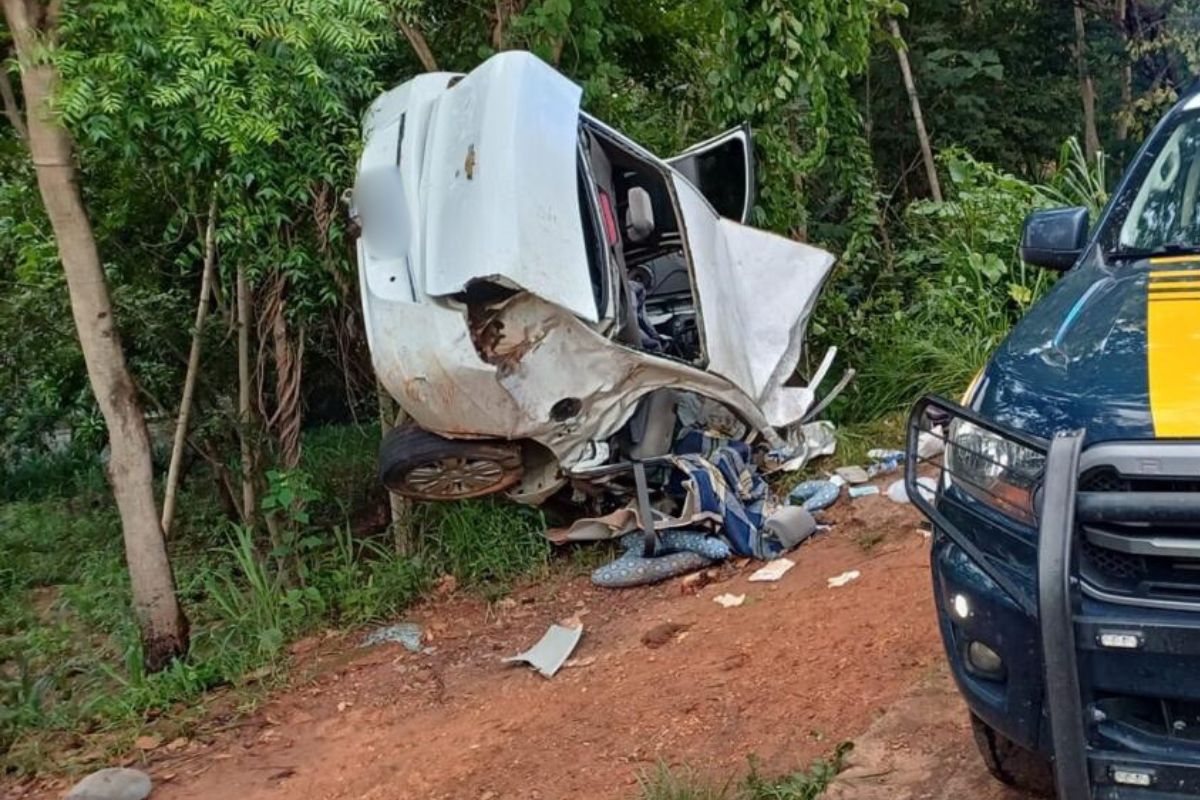 Missionária morre e motorista fica gravemente ferido após carro colidir contra caminhão na BR-070