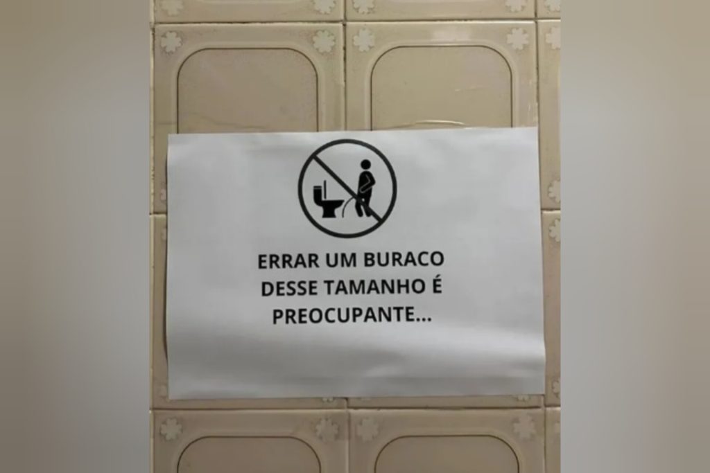 placas em banheiros públicos