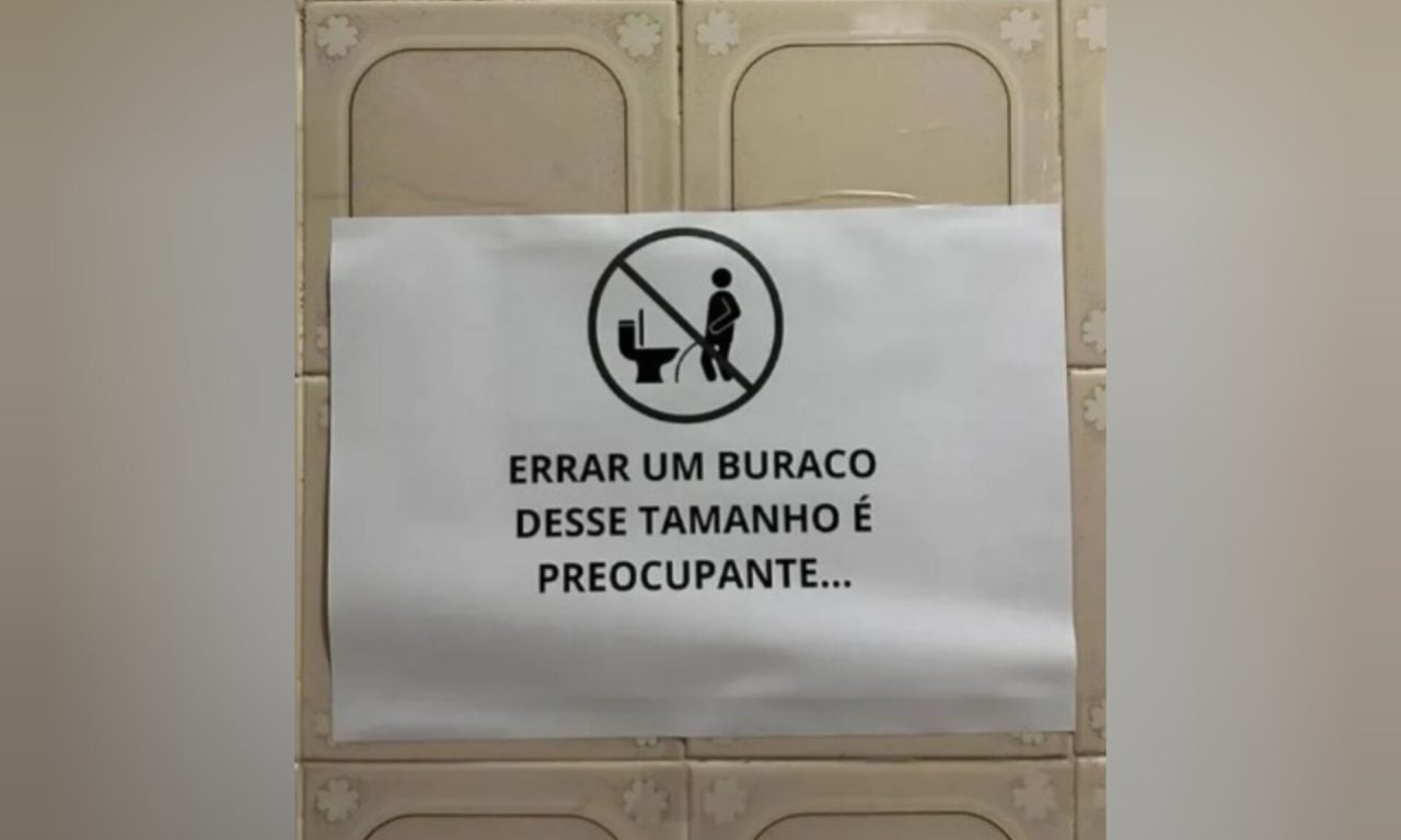 Placa chama atenção de todo mundo que entra em banheiro