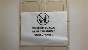 Placa chama atenção de todo mundo que entra em banheiro