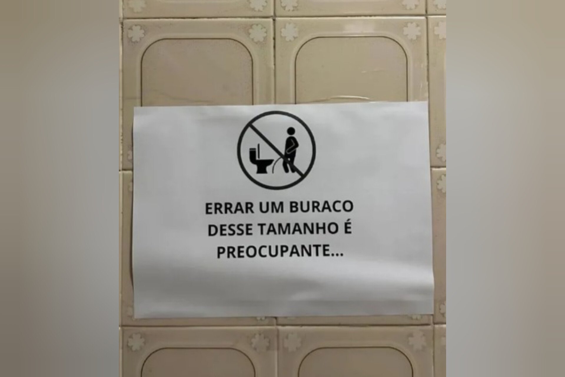 Placa chama atenção de todo mundo que entra em banheiro